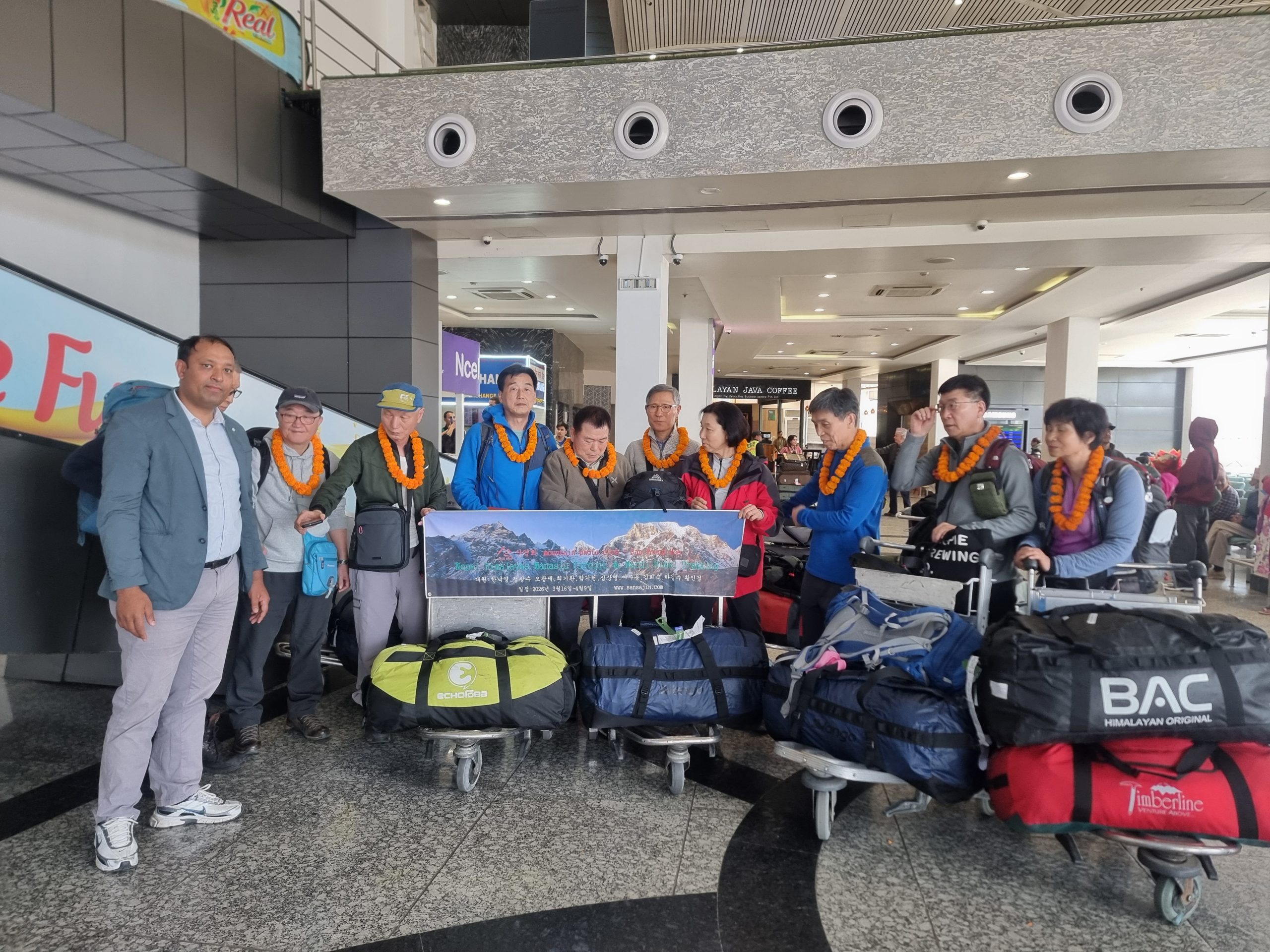 네팔 마나슬루 트레킹 팀 진행 중 샬라에서